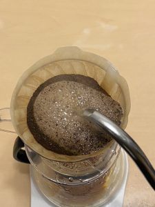 ２投目のお湯を注いでいるところ