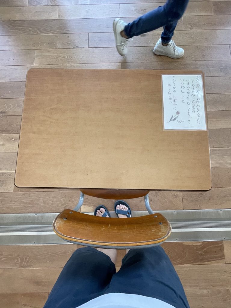 保田小学校に残ってる机