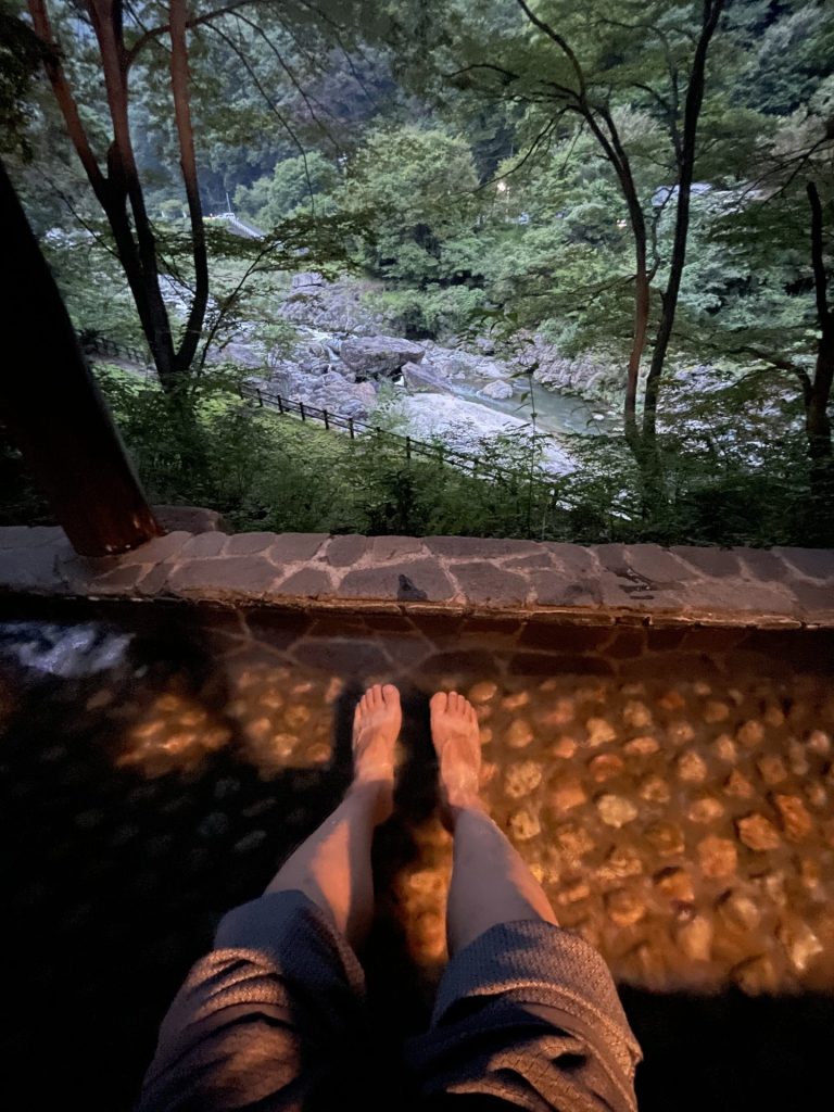 界川治の自慢の庭での足湯