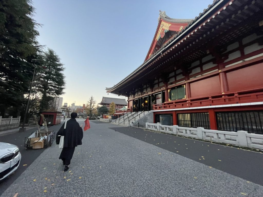 粋だねぇ、明けの浅草さんぽツアーのガイドさんを後ろから盗撮