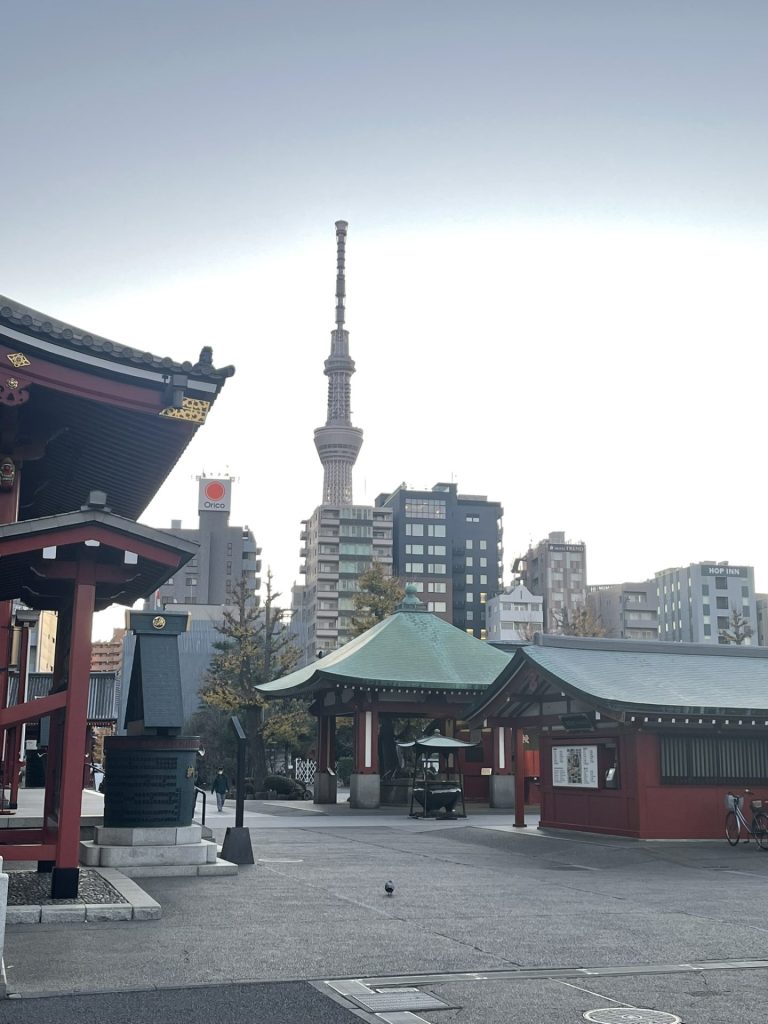 浅草寺の境内に人が少なくてびっくり