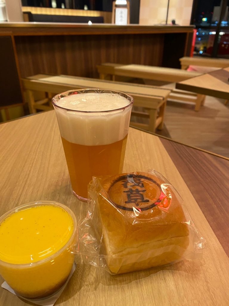 落語のお供に東京隅田川ブルーイングのクラフトビールとパン工房クラージュ山の浅草の焼き印の入ったあんパン