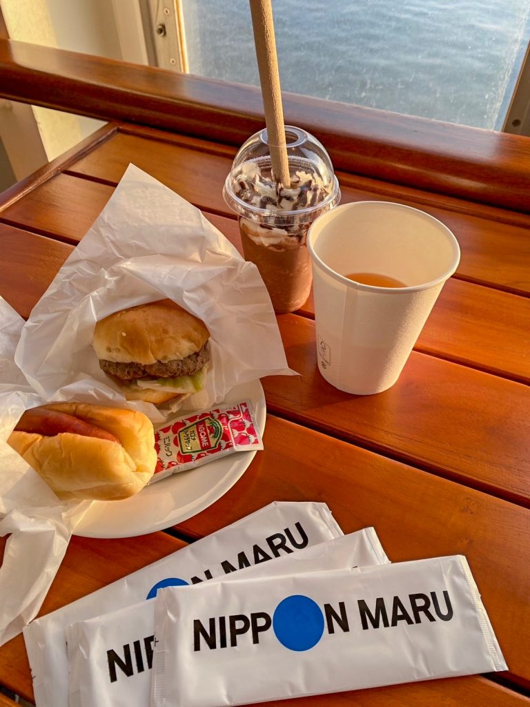 にっぽん丸でのショコリキサーとハンバーガー、ホットドッグ、生ビール