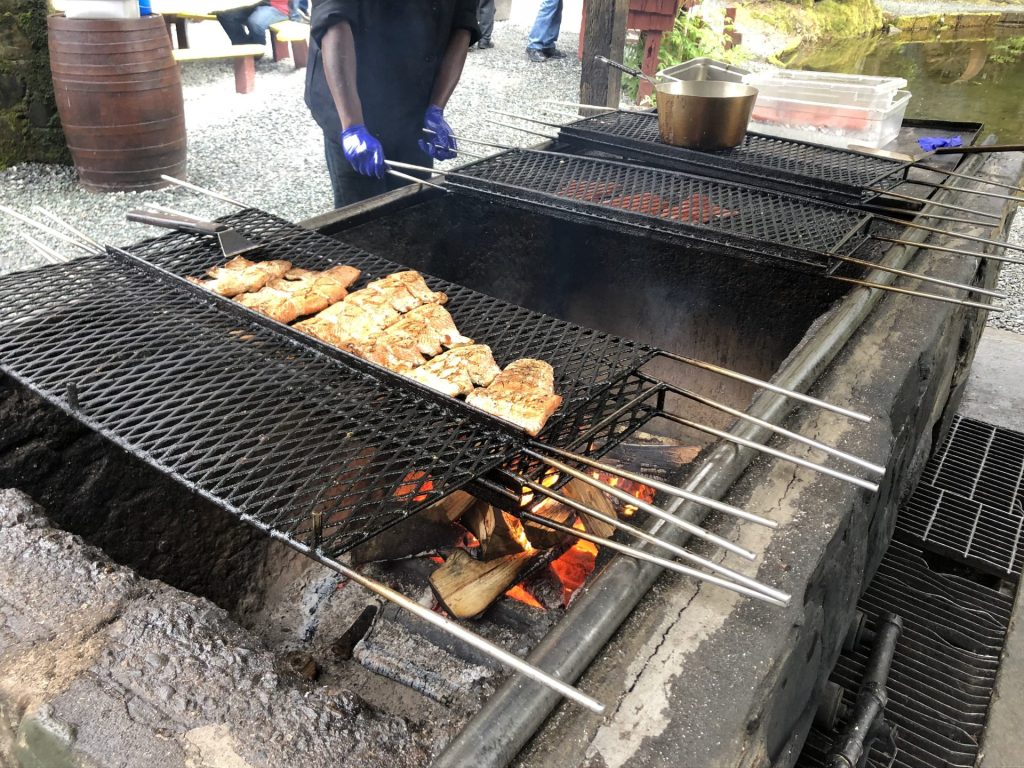 サーモン焼いている所