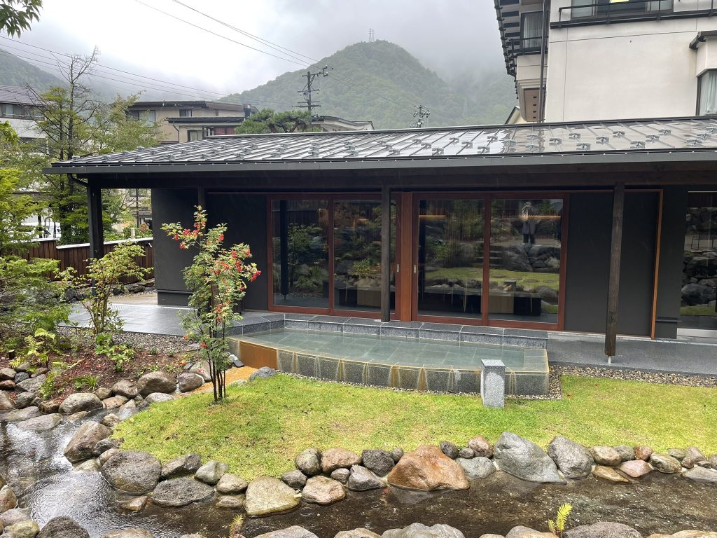 界奥飛騨の中庭と足湯