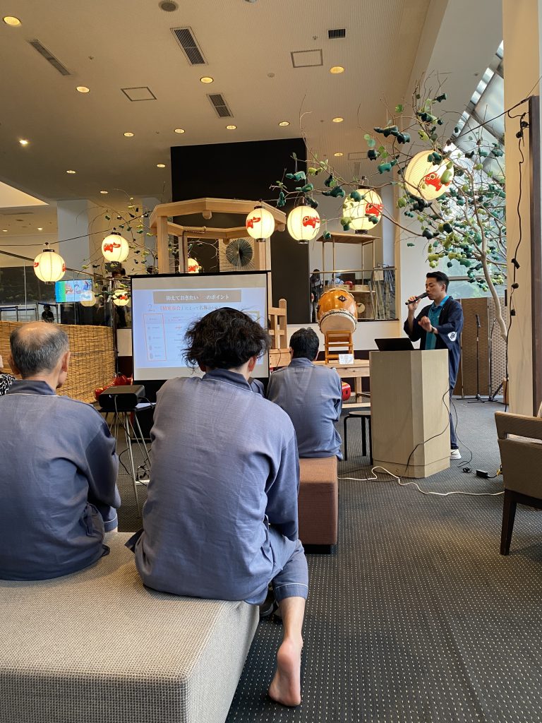 磐梯山温泉ホテルのリビーで開催される日本酒講座